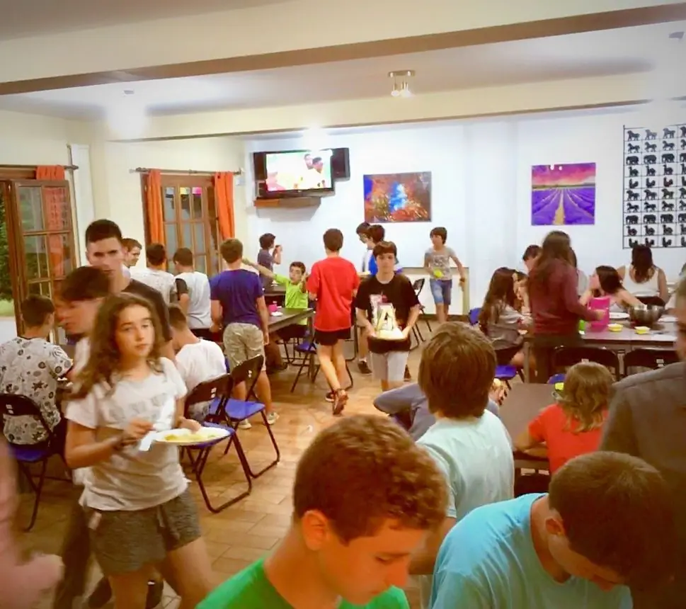 Grupo de jóvenes recogiendo el comedor