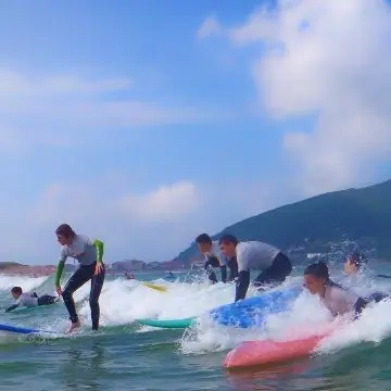 Surfing en Cantabria Grupo cogiendo olas