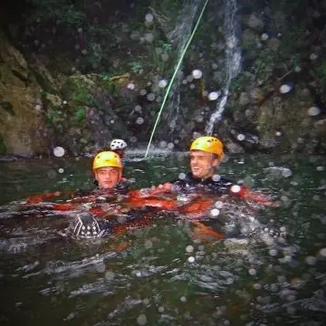 Turismo activo para cursos de la ESO Grupo realizando barranquismo
