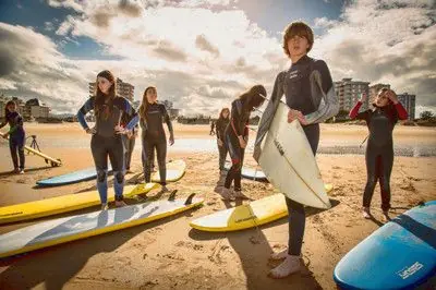 Algunos participantes han llegado con sus tablas a la playa