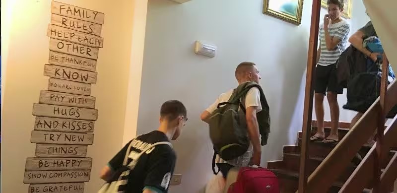 Llegada de los campistas y reparto de habitación