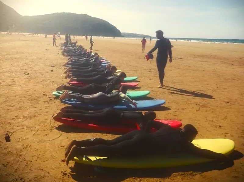 Vamos a coger olas en las playas cercanas