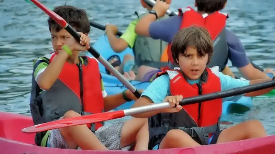 Participantes realizando una ruta en canoa por las marismas de Victoria y Joyel